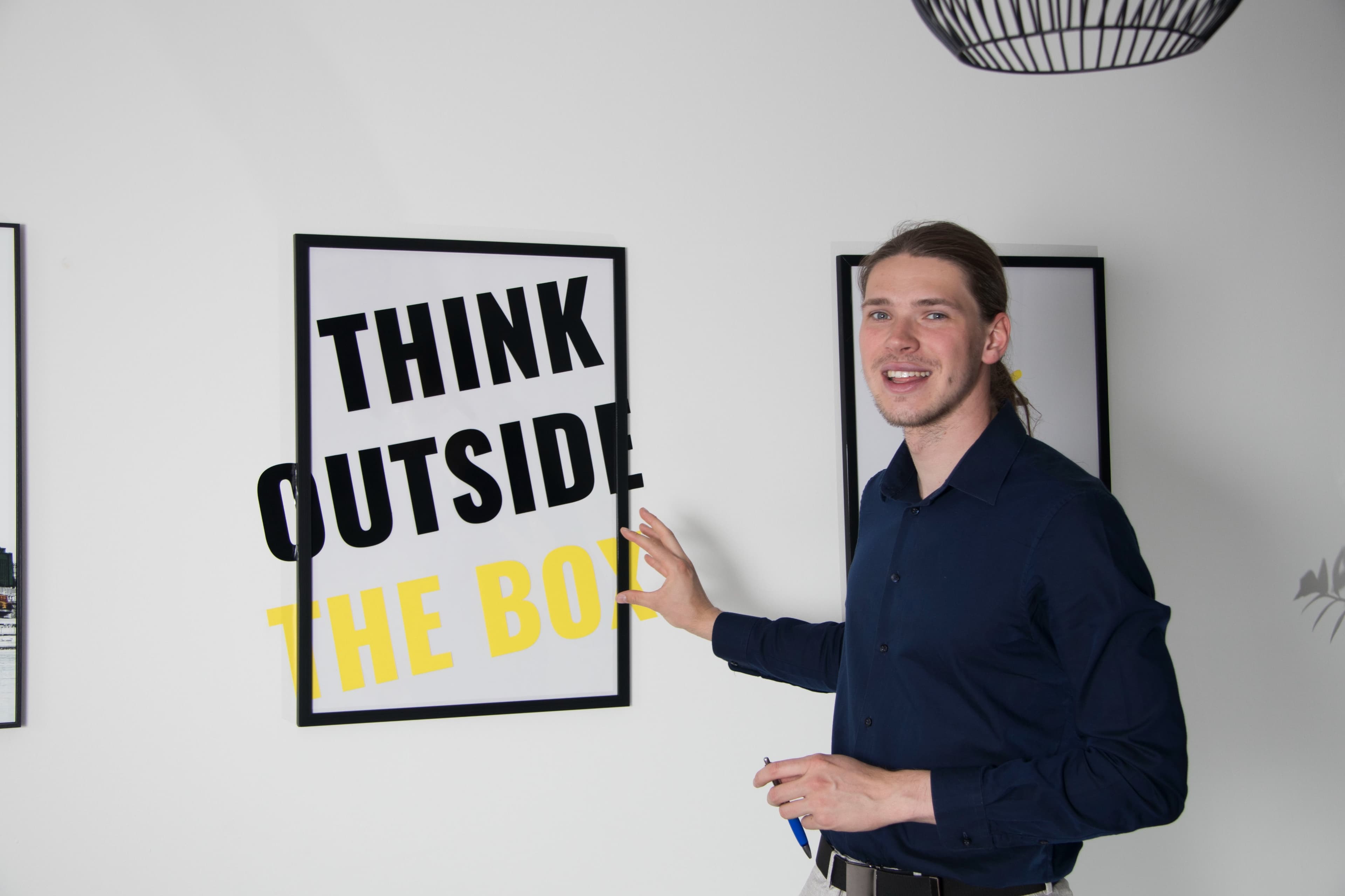 Marek Niesig u plakátu Think outside the box